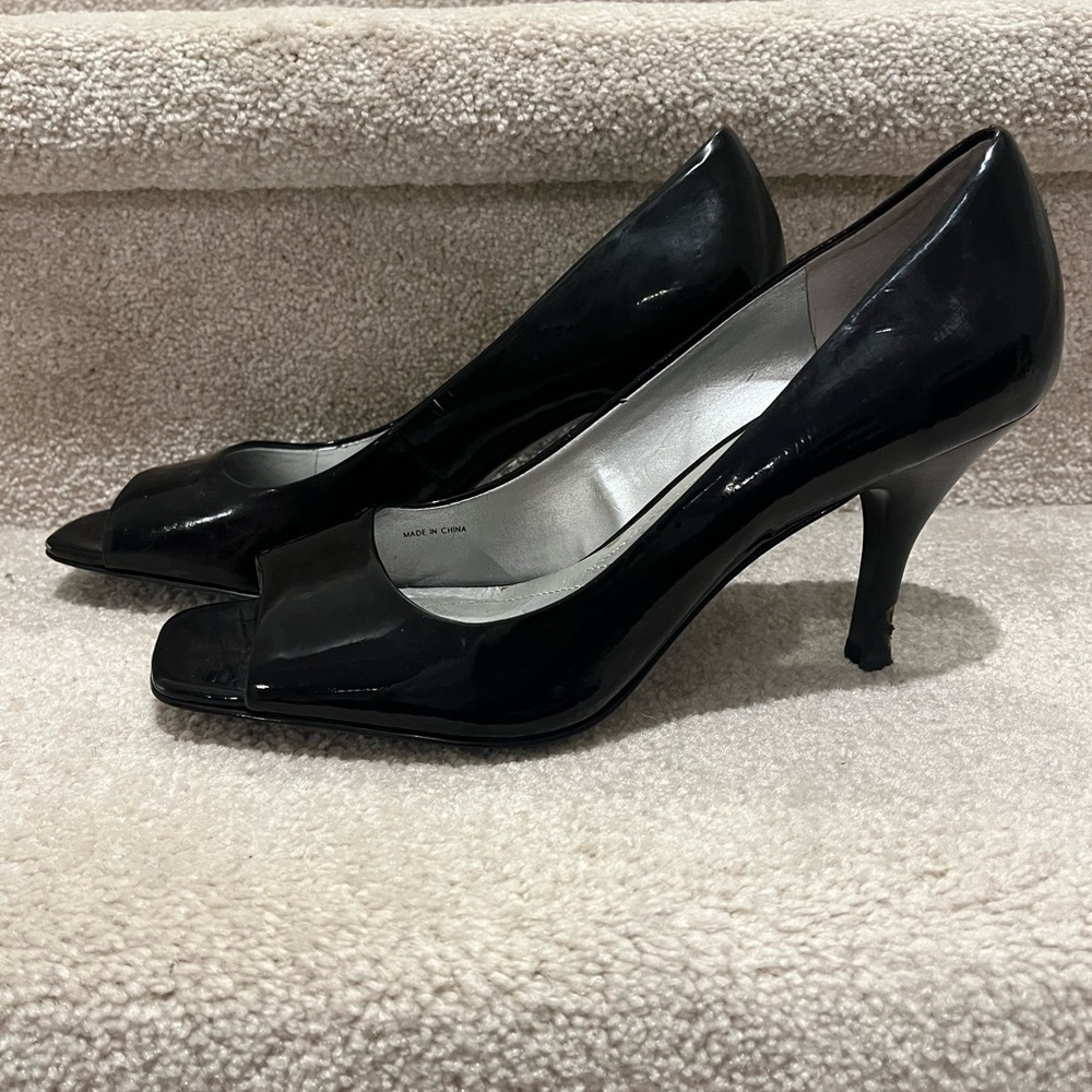 TAHARI “riddle” black square open toe pump heels, size 9